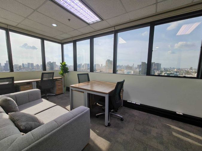 Serviced office for rent at Muang Thai Phatra Tower on Ratchada Road. Fully equipped with office furniture commute via MRT and public transportation.