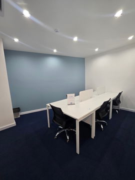  Office space for rent in OSC Lat Krabang building with modern office equipment and tools, not far from the industrial estate and Suvarnabhumi Airport.