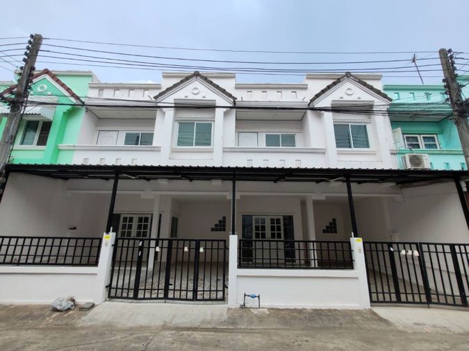 For Sale: 2-Storey Townhouse (2 units combined) in Baan Fah Rangsit, Khlong 4 Total land area: 48 sq.wah (24 sq.wah each) 