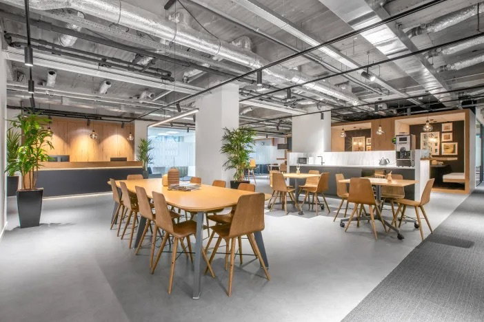 Service office for rent in the heart of Bangkok's business district, decorated in a modern style, fully furnished, meeting all work needs.