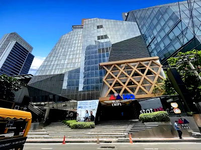 เช่าสำนักงาน ถนนสุขุมวิท : พื้นที่ออฟฟิศ พร้อมcoworking สุดทันสมัยให้เช่า บนอาคารบลูชิพส์ ทองหล่อ ภายในอาคารเป็นล็อบบี้สุดโมเดิร์นซึ่งเปิดทางนำไปสู่ออฟฟิศรูปแบบร่วมสมัย