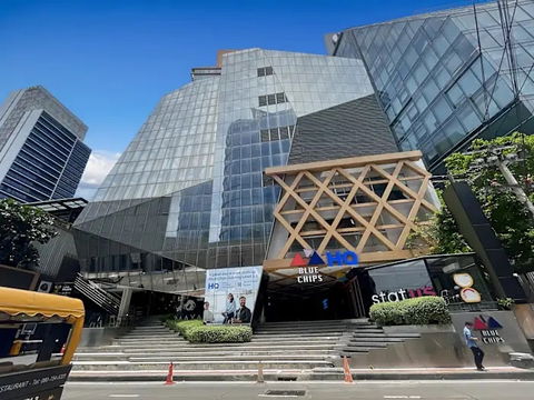พื้นที่ออฟฟิศ พร้อมcoworking สุดทันสมัยให้เช่า บนอาคารบลูชิพส์ ทองหล่อ ภายในอาคารเป็นล็อบบี้สุดโมเดิร์นซึ่งเปิดทางนำไปสู่ออฟฟิศรูปแบบร่วมสมัย