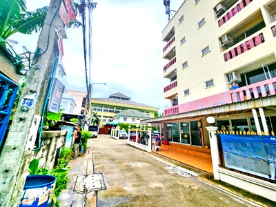 Apartment building for sale นาคนิวาส 33 : MRT Lat Phrao71 1.5km. Selling at a loss of more than 50% 3-story apartment 15bed Central