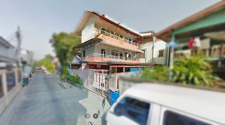 Selling at a loss of more than 50% 3-story apartment for sale MRT Lat Phrao71 1.5km. Central Eastvi
