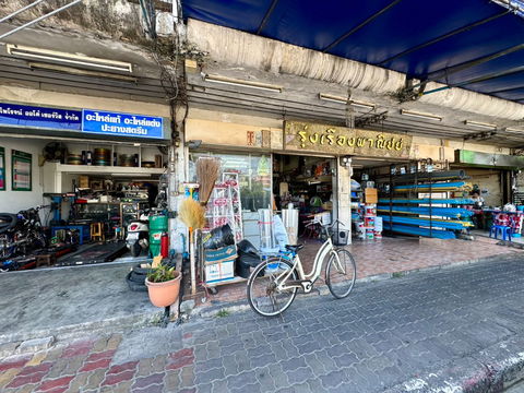 For sale, cheap, commercial building, Sukhumvit Bearing 107, area 44 sq m, 2 units, 3 and a half floors, near the BTS Bearing, Imperial World, Samrong