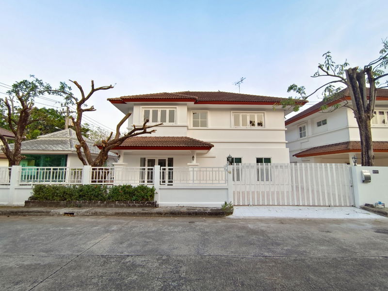 Houses for sale : Single house for sale, Royal Park Ville Village, 103 sq m, corner house, 1 additional house added, Suwinthawong 44, Nong Chok location