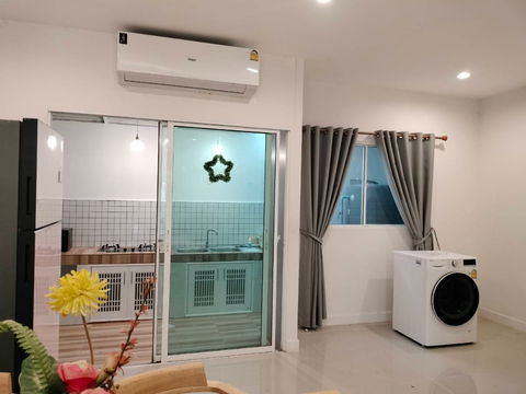 🟢For Rent🟢บ้านทาวน์เฮ้าส์ 3 ชั้นให้เช่า โครงการสัมมากร อเวนิว สุวรรณภูมิ 4 ห้องนอน 4 ห้องน้ำ   📱ADD LINE @nathong97 (ตอบ ⚡ 24 Hr) P1139
