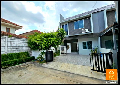 ทาวน์โฮม ถนนปัญญาอินทรา : v\โปรไฟไหม้🔥 ทาวน์โฮม เดอะคัลเลอร์ส วงแหวน-รามอินทรา เฟส2 (30 ตร.ว.) 4 นอน 2 น้ำ หลังมุม