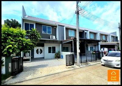 Townhouses for sale วิทยาลัยเทคนิคมีนบุรี : Special discount!! Townhome The Colors Wongwaen-Ramintra Phase 2 (30 sq.w.) 4 bedrooms, 2 bathrooms, corner unit