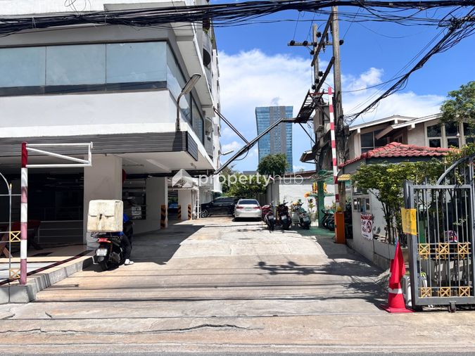 Phasuk Place