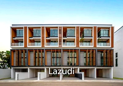 ทาวน์โฮม วิทยาลัยดุสิตธานี : Luxurious Townhouse in SHO Phatthanakarn 32, Bangkok