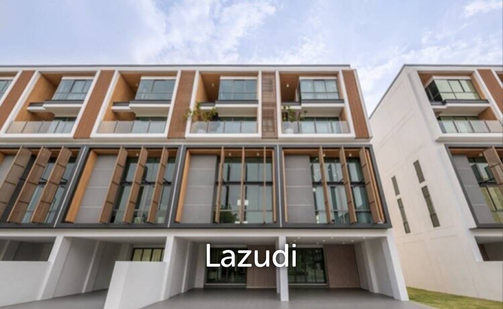 รูป Luxurious Townhouse in SHO Phatthanakarn 32, Bangkok - รูปที่ 2/10