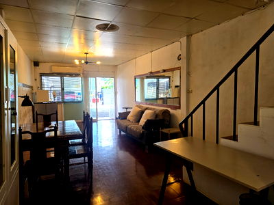 Townhouses for rent Pratunum : Townhouse inside a private compound shared main gate, 150 sq m. with 2 beds in Ploenchit-Wireless near BTS Ploen Chit or Lumpini Park  Pet friendly 