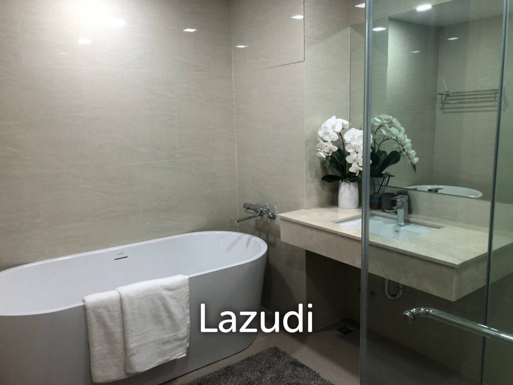 รูป Luxurious Townhouse in SHO Phatthanakarn 32, Bangkok - รูปที่ 9/10