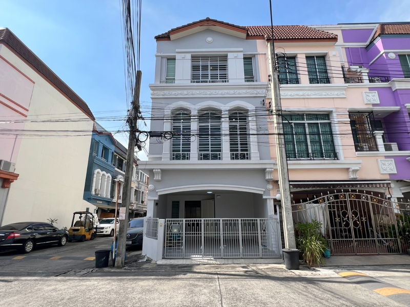 Townhouses for sale : Baan Klang Muang British Town Srinakarin