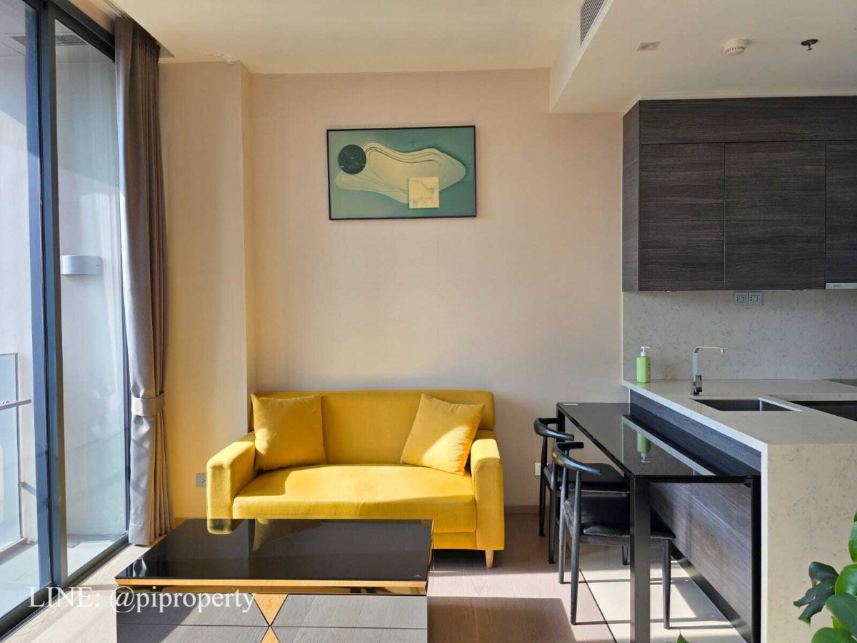 High floor great view 1 Bedroom unit for rent in the Esse Asoke. Fully furnished and ready to move in. Top location in Asoke with BTS and MRT systems.