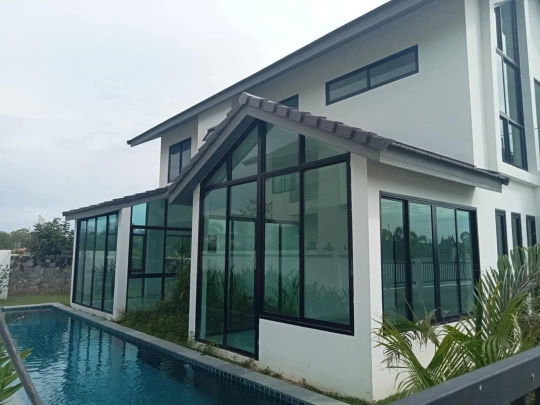 บ้านเดี่ยวพูลวิลล่าทรงโมเดิร์นในโครงการเงียบสงบปลอดภัย
