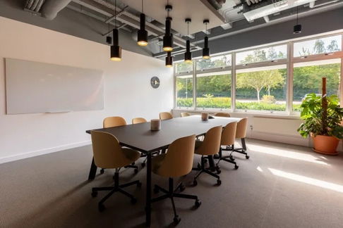Serviced Office for Rent at S.P. Building, Ari Area Modern and stylishly designed, serviced office offers a full range of professional workspaces.