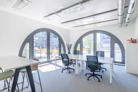 Offices for rent in Bhiraj Tower at Bitec and join multinationals at this prestigious address. With on-site parking and a location next to BTS Bangna