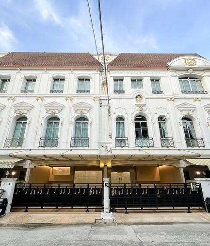 📲Line ID @556ryccg 🏡ทาวน์โฮมพระราม3 425 ตรม 5 ห้องนอน 1 ห้องแม่บ้าน 6 ที่จอดรถ บ้านกลางกรุง พระราม3 พร้อมเฟอร์นิเจอร์