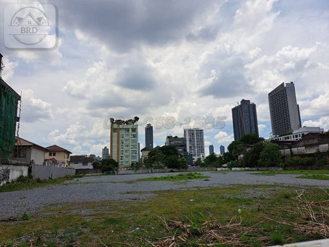  Prime Development Land for Sale – Thonglor Area Land Size: 4 Rai (6,400 SQ.M.) Total Price: THB 2,688,000,000 Location: Watthana, Bangkok
