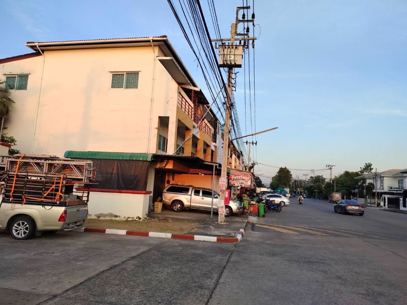 ขายอาคารพาณิชย์ : ตึกแถว2ชั้น - อาคารพาณิชย์_หมู่บ้านคุณาภัทร1 ทำเลดีติดถนน เดินทางสะดวกสบายด้วยระบบขนส่งบนถนนบ้านกล้วย-ไทรน้อย