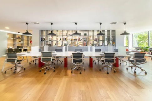 Serviced office for rent at Summer Hill Phra Khanong, near BTS. The space features modern interior design and fully equipped with office furniture.