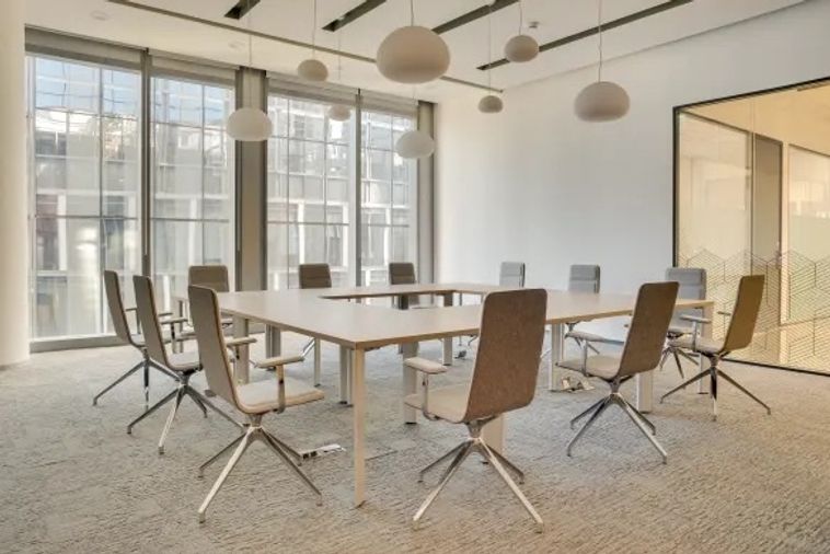 เซอร์วิสออฟฟิศในเช่าในอาคารmixed use ที่Icon Park Hotel เชียงใหม่ พื้นที่ทำงานสมัยใหม่ที่กว้างขวางและสว่าง ซึ่งออกแบบมาเพื่อรองรับการทำงานสมัยใหม่