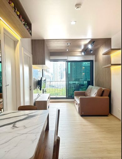 Life Asoke Rama9. 2beds 59sqm. Line id: @pfagent