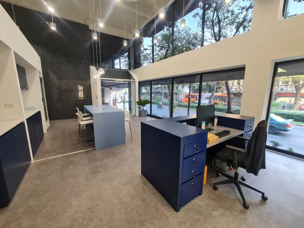 Office for rent, Thiw Hong Building, Silom, in the heart of the business district, able to accommodate a large number of employees