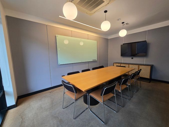 Premium office space for rent in the city center at Suthi Tower on Phetchaburi Road. Fully equipped with comprehensive office services and facilities. 