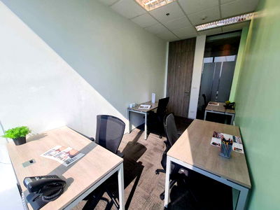 Office for rent Watthana : Serviced office for rent at Bhiraj Tower, EmQuartier, featuring a high-floor location with city views in the center of Phrom Phong.
