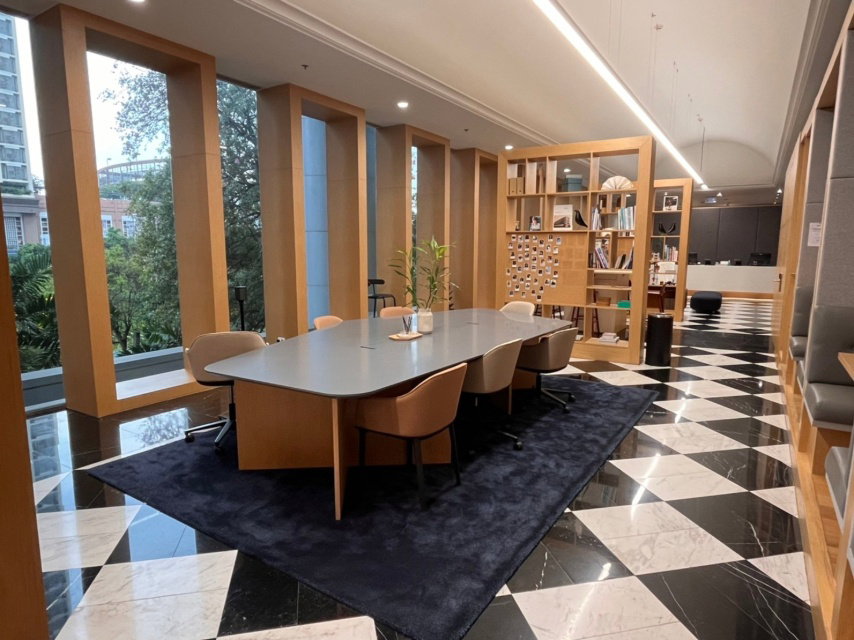 Office space for rent in the heart of Sathorn Empire Tower many facilities, restaurants, cafes, convenience stores, parking.
