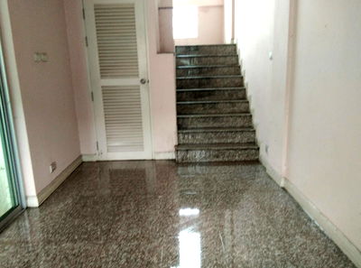 อาคารพาณิชย์ ถนนสุรวงศ์ : อาคารพาณิชย์ เนื้อที่ทั้งหมด 63.6 ตารางเมตร 28 แขวงสีลม เขตบางรัก กรุงเทพมหานคร ราคา 14,410,000 บาท