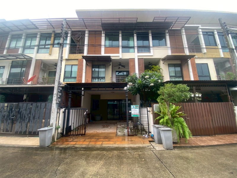 ขายทาวน์โฮม : ขายทาวน์โฮมสามชั้น โครงการซิกเนเจอร์ วิภาวดี 60 บ้านสวยทำเลดี พร้อมอยู่