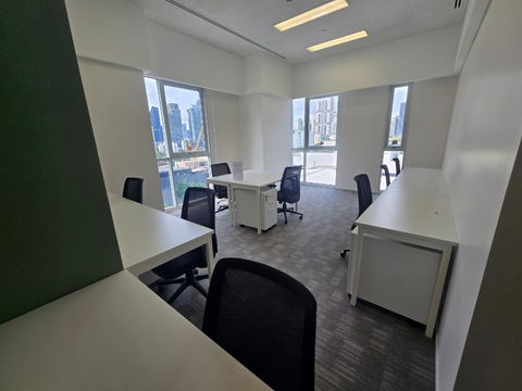 Service office for rent in Soi Thonglor in Somerset Building, modern decoration with office equipment, common area, relaxation corner, full service.
