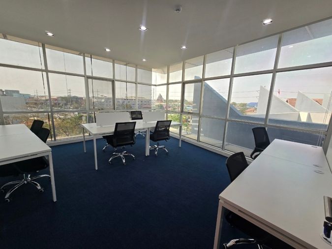  Office space for rent in OSC Lat Krabang building with modern office equipment and tools, not far from the industrial estate and Suvarnabhumi Airport.
