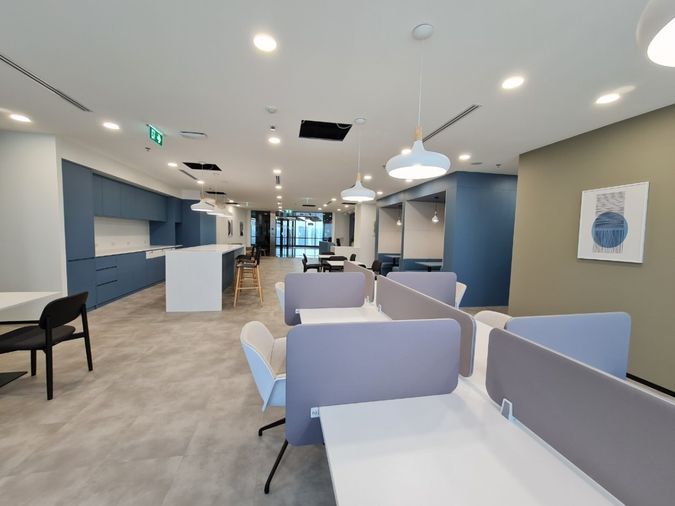 Office space for rent at Shinawatra Tower 3 on Vibhavadi Road, fully equipped with furniture, office supplies,for you to start working immediately.