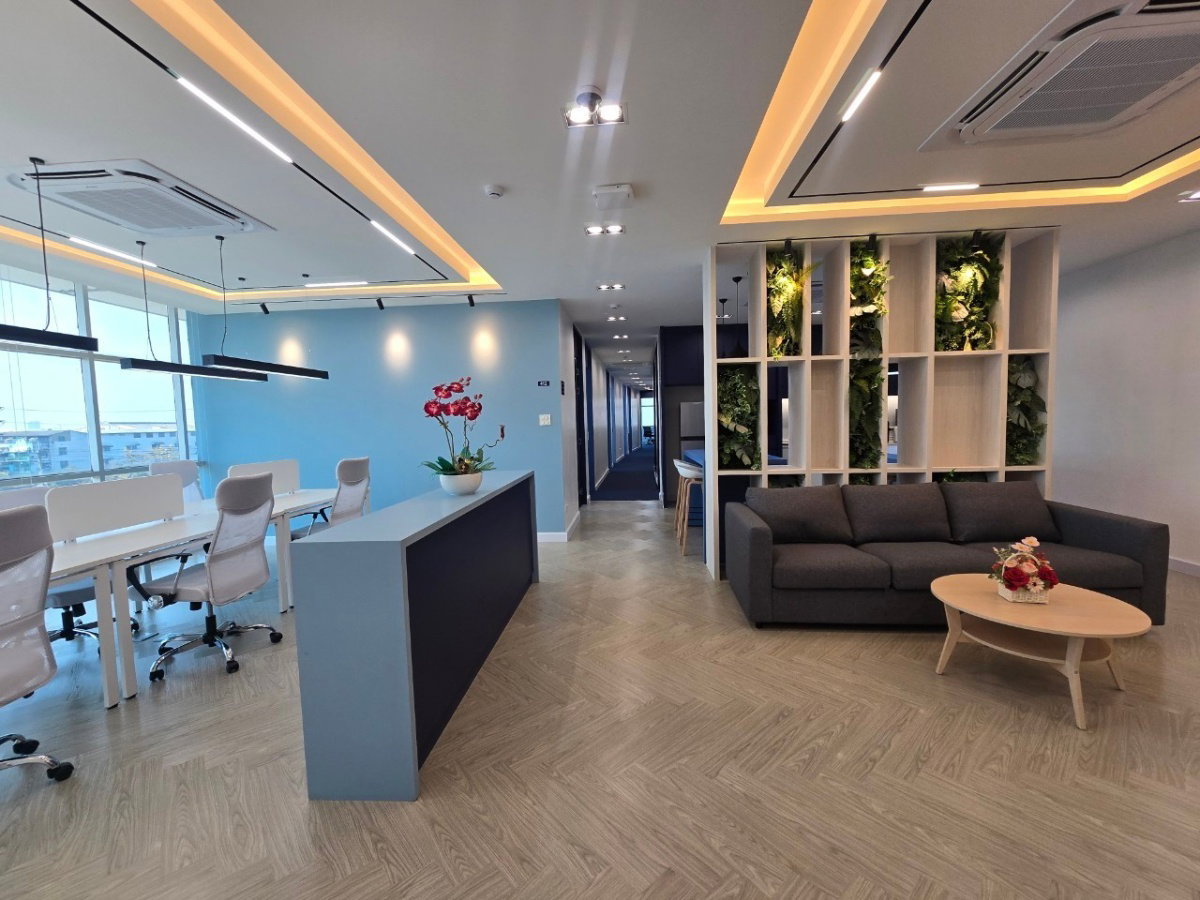 Office space for rent in OSC Lat Krabang building with modern office equipment and tools, not far from the industrial estate and Suvarnabhumi Airport.