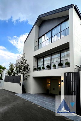 Houses for sale Bangkok University : 🔼🔽 AccomA 📩 Warm Minimalist Home with Natural Light