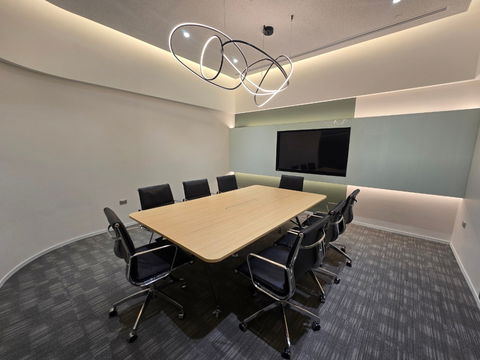 Service office for rent in Soi Thonglor in Somerset Building, modern decoration with office equipment, common area, relaxation corner, full service.