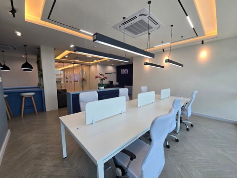  Office space for rent in OSC Lat Krabang building with modern office equipment and tools, not far from the industrial estate and Suvarnabhumi Airport.