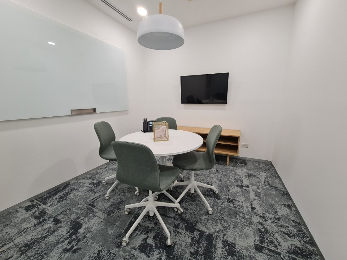 Serviced office for rent in the Pathumwan area, located in the Central Tower building, offering a high-rise view of the city. Close to Central World.