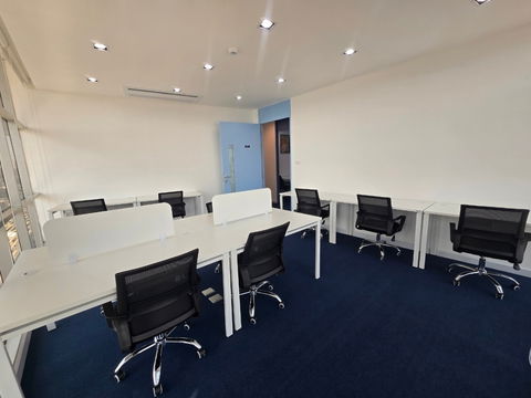  Office space for rent in OSC Lat Krabang building with modern office equipment and tools, not far from the industrial estate and Suvarnabhumi Airport.