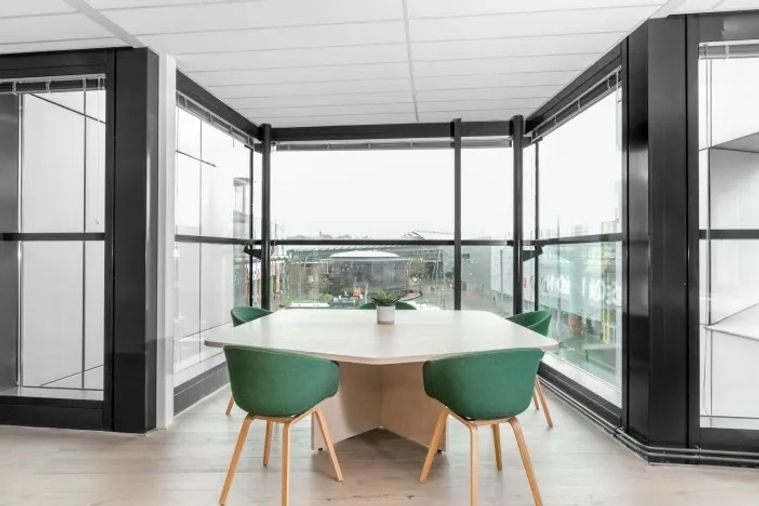  Office space for rent, SO24 Building, fully furnished with office equipment, allowing you to work efficiently.