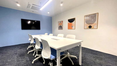 Office for rent University of the Thai Chamber of Commerce : Office space for rent at Muang Thai Phatra Building B, featuring a spacious layout with ample natural light — ideal for a productive work environment.