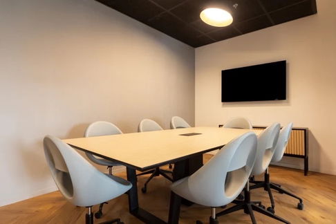  Office space for rent, SO24 Building, fully furnished with office equipment, allowing you to work efficiently.