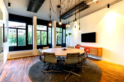 Office for rent University of the Thai Chamber of Commerce : Office for rent in AIA Capital Center building, panoramic view, with office equipment that allows you to start working immediately.