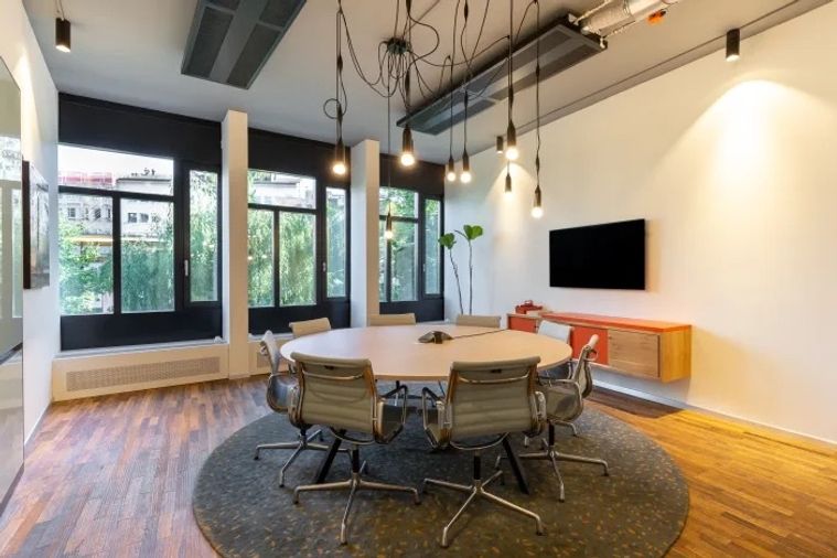 Office for rent in AIA Capital Center building, panoramic view, with office equipment that allows you to start working immediately.