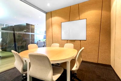 Office for rent University of the Thai Chamber of Commerce : Office space for rent on the 35th floor of The Ninth Tower A, a striking glass building and one of the two prominent towers in the Huai Khwang area.